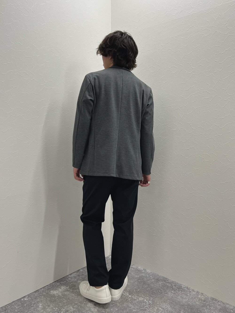 グレー系のテーラードジャケット、ベージュ系のTシャツ/カットソー、ブルー系のその他パンツを着用したメンズの春コーディネートの6枚目の写真