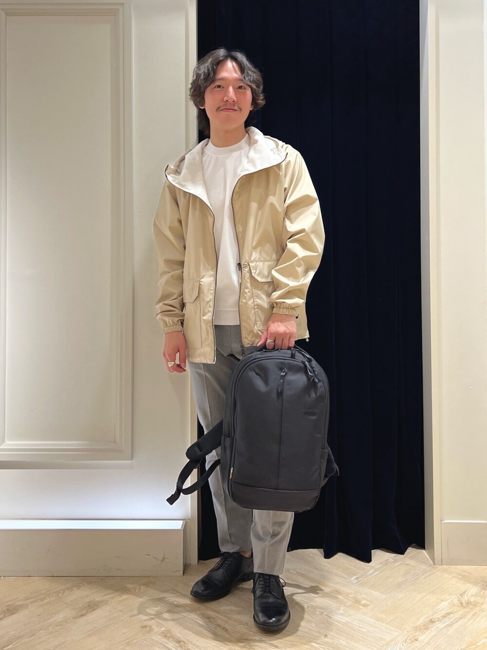 ベージュ系のブルゾン、グレー系のチノパンツ、ホワイト系のTシャツ/カットソーを着用したメンズの春コーディネートの3枚目の写真