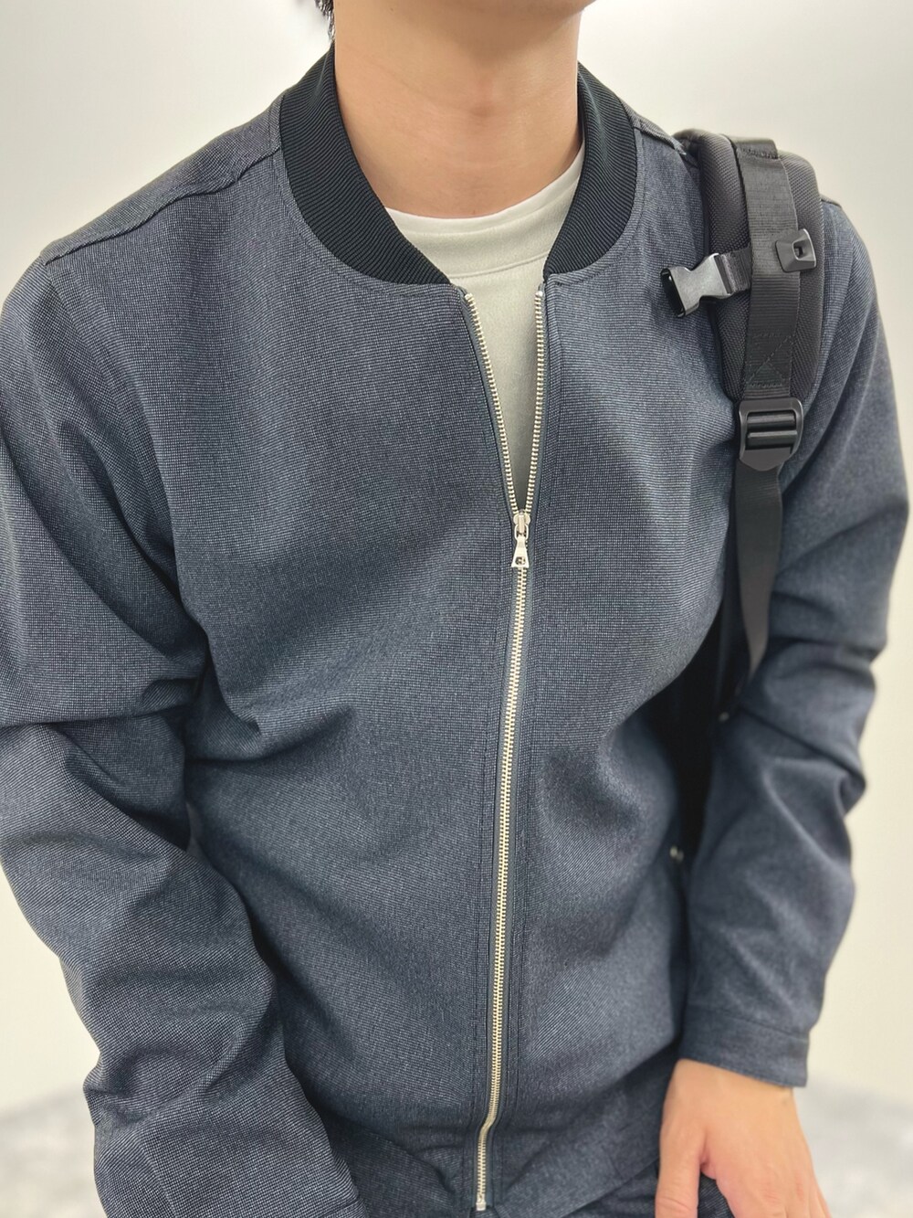 グレー系のブルゾン、グレー系のTシャツ/カットソー、グレー系のその他パンツを着用したメンズの秋コーディネートの6枚目の写真