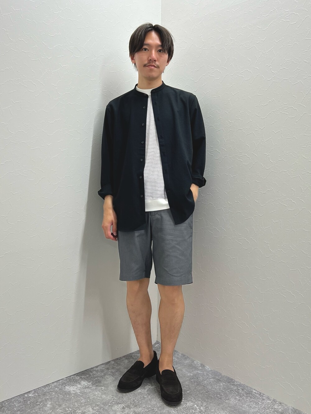 ブラック系のシャツ/ブラウス、ホワイト系のTシャツ/カットソー、グレー系のその他パンツを着用したメンズの夏コーディネートの3枚目の写真