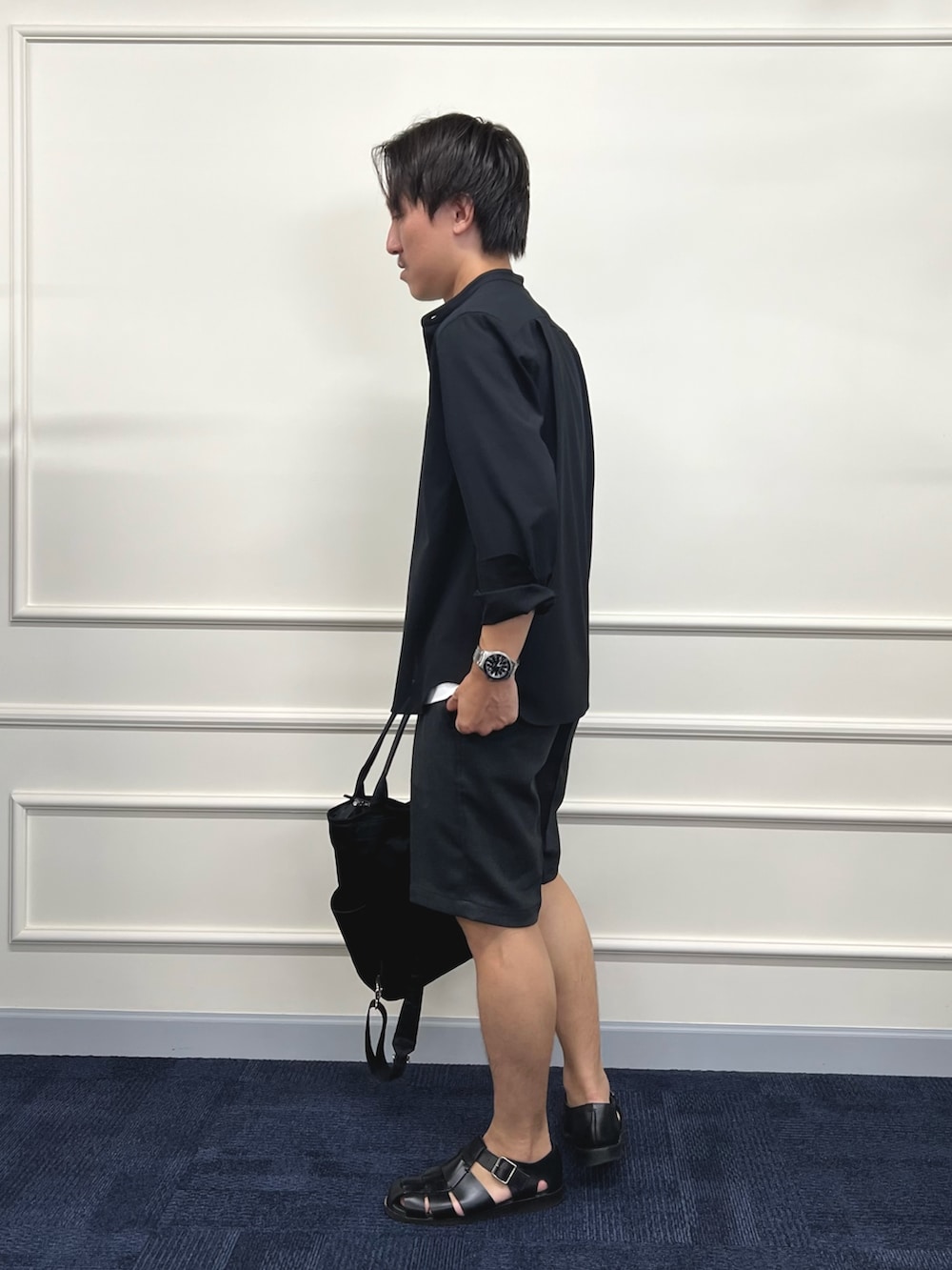 「ショートパンツ、サンダル、シンプル、白Tシャツ、きれいめカジュアル、休日スタイル、ブラックコーデ、夏コーデ、夏、夏だ！Tシャツ着よう！、メンズコーデ、シンプルスタイル、シャツコーデ、いいね、save、フォローお願いします🤑、モノトーン」｜「NOLLEY'S goodmanの【ACTIVE SECT】《限定展開 / 速乾 / 防シワ》”ALL TIME DRY” スリムバンドカラーシャツ（シャツ/ブラウス、ブラック系）」を使った、nishiokaさん（メンズ・169cm）の夏コーディネートの5枚目の写真