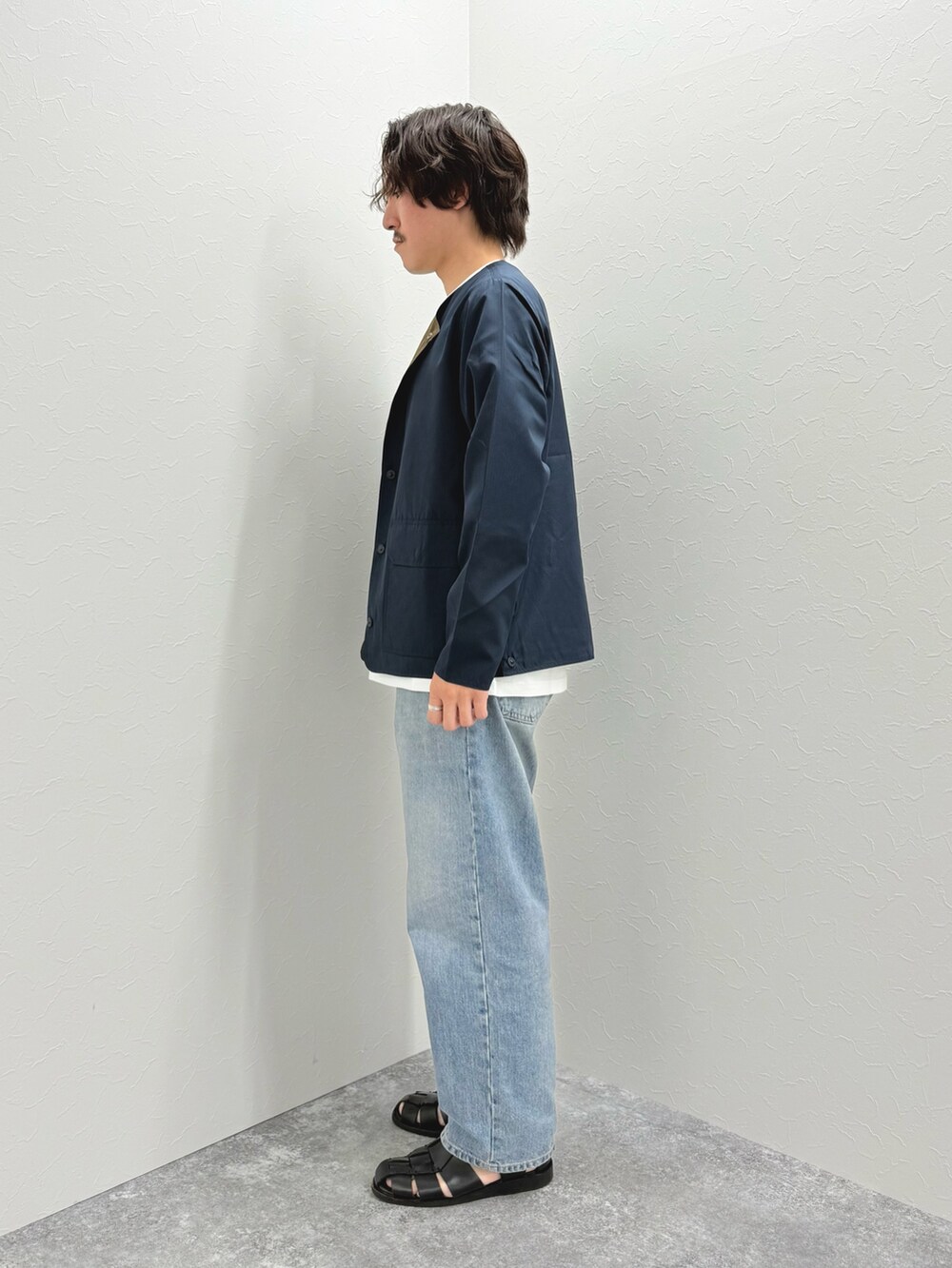 ブルー系のブルゾン、ホワイト系のTシャツ/カットソー、ブラック系のサンダルを着用したメンズの春コーディネートの5枚目の写真