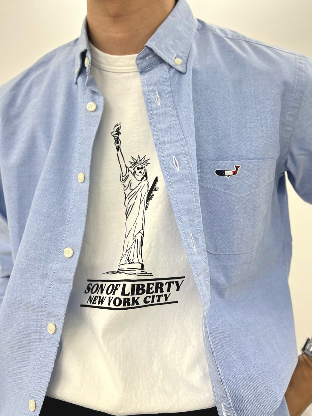 ブルー系のシャツ/ブラウス、ブルー系のその他パンツ、ホワイト系のTシャツ/カットソーを着用したメンズの春コーディネートの4枚目の写真