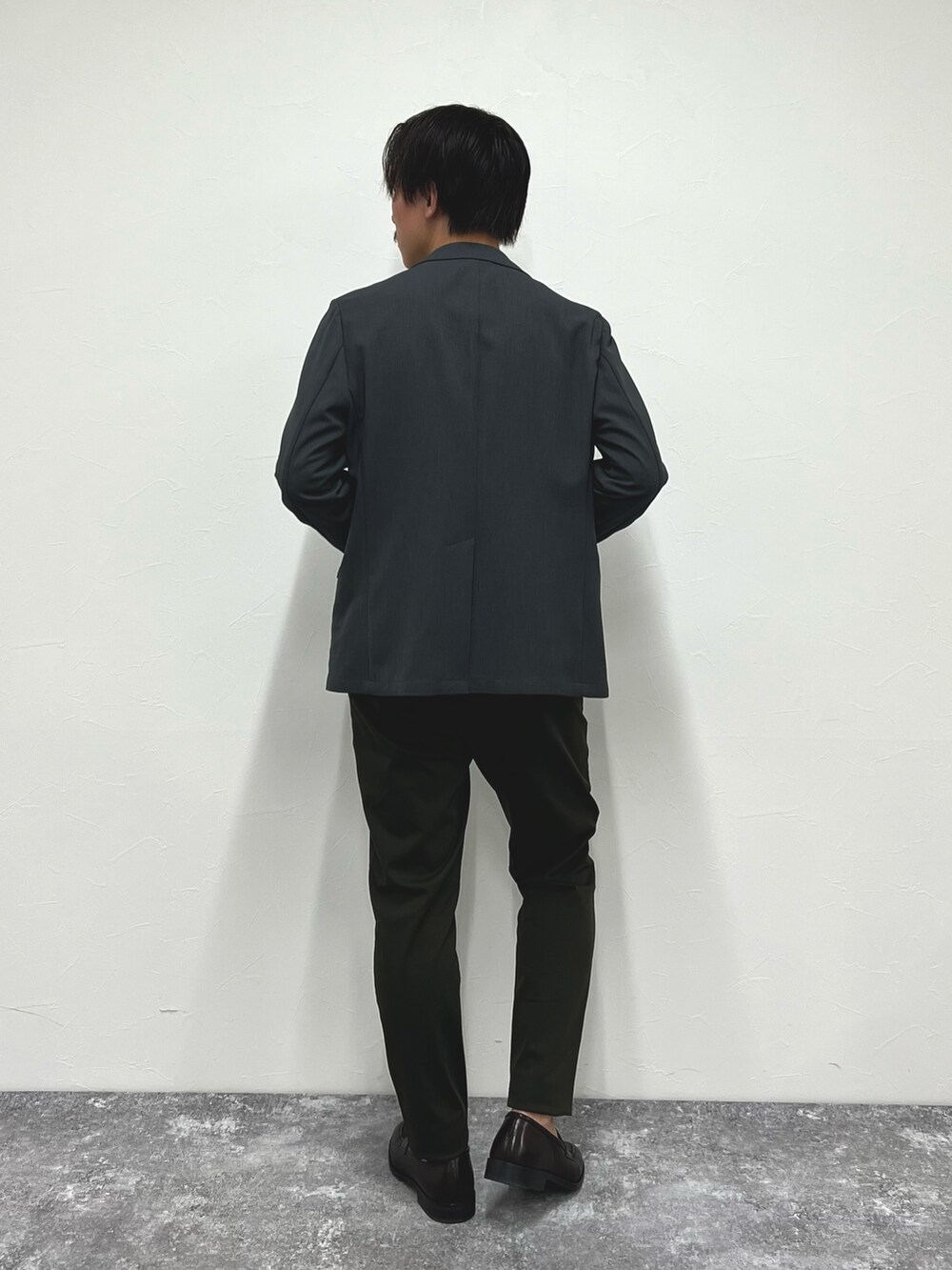 「秋コーデ、休日スタイル、ローファー、ジャケット、ジャケットスタイル、メンズコーデ、オトナカジュアル、革靴、白Tシャツ、Tシャツ、きれいめカジュアル、カジュアルコーデ、ビジネススタイル」｜「NOLLEY’Sの《ビジカジ対応》TRABEST ストレッチ 銀ボタン ブレザージャケット（テーラードジャケット、グレー系）」を使った、nishiokaさん（メンズ・169cm）の秋コーディネートの5枚目の写真