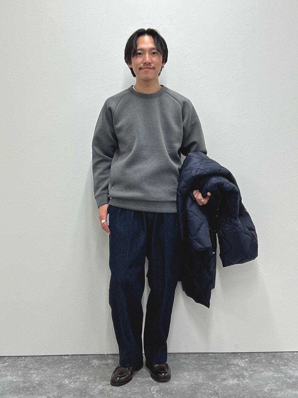 ブルー系のダウンジャケット/コート、ブルー系のデニムパンツ、グレー系のスウェットを着用したメンズの冬コーディネートの2枚目の写真