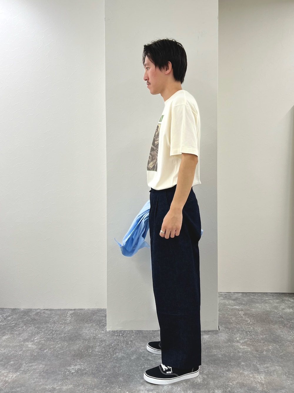 ホワイト系のTシャツ/カットソー、ブラック系のスニーカー、ブルー系のシャツ/ブラウスを着用したメンズの冬コーディネートの6枚目の写真