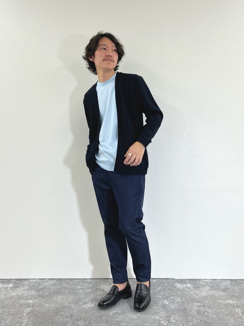 ブルー系のカーディガン/ボレロ、ブルー系のTシャツ/カットソー、ブルー系のチノパンツを着用したメンズの春コーディネートの3枚目の写真