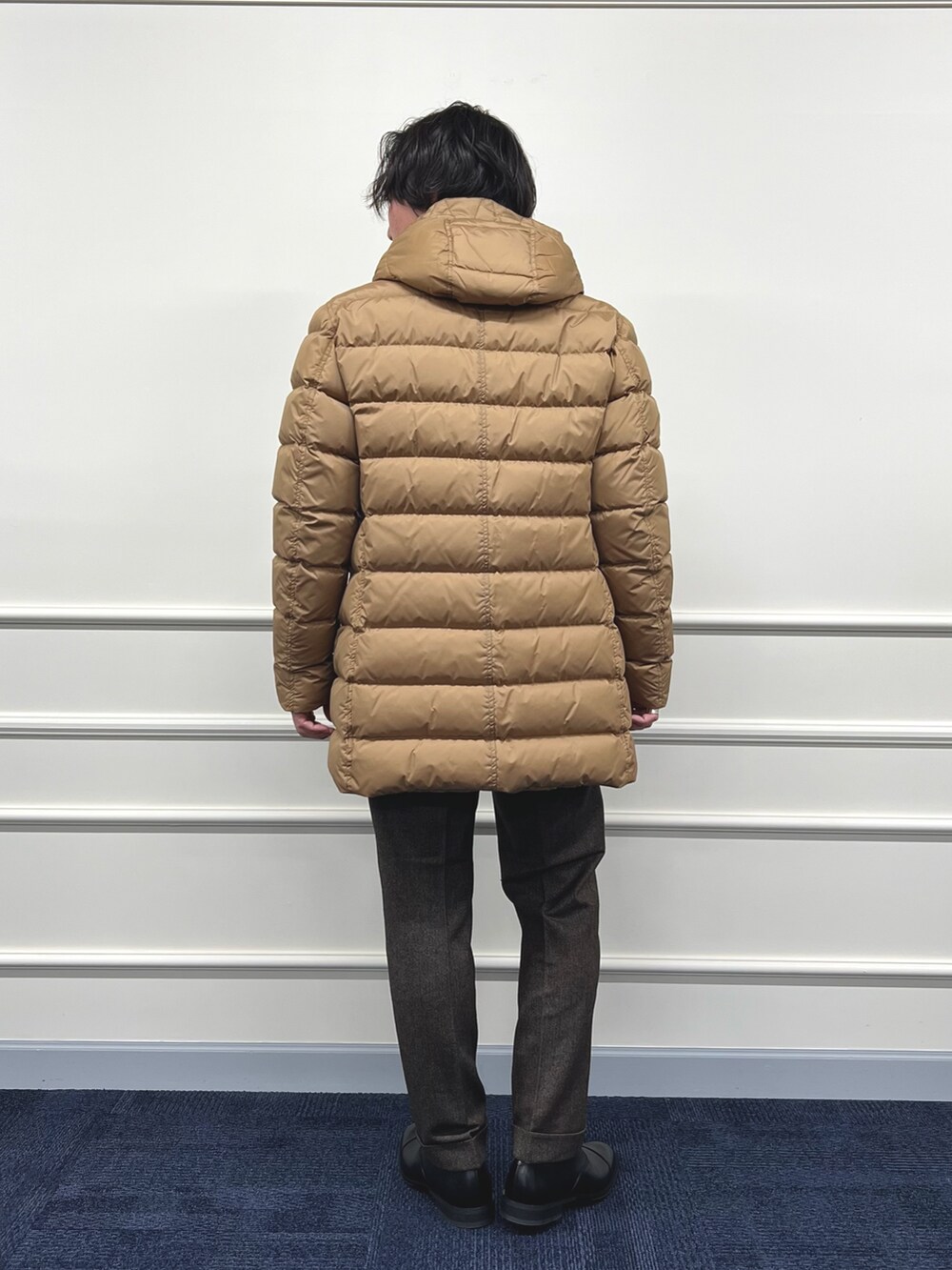 イエロー系のダウンジャケット/コート、ホワイト系のシャツ/ブラウス、ブルー系のテーラードジャケットを着用したメンズの冬コーディネートの8枚目の写真