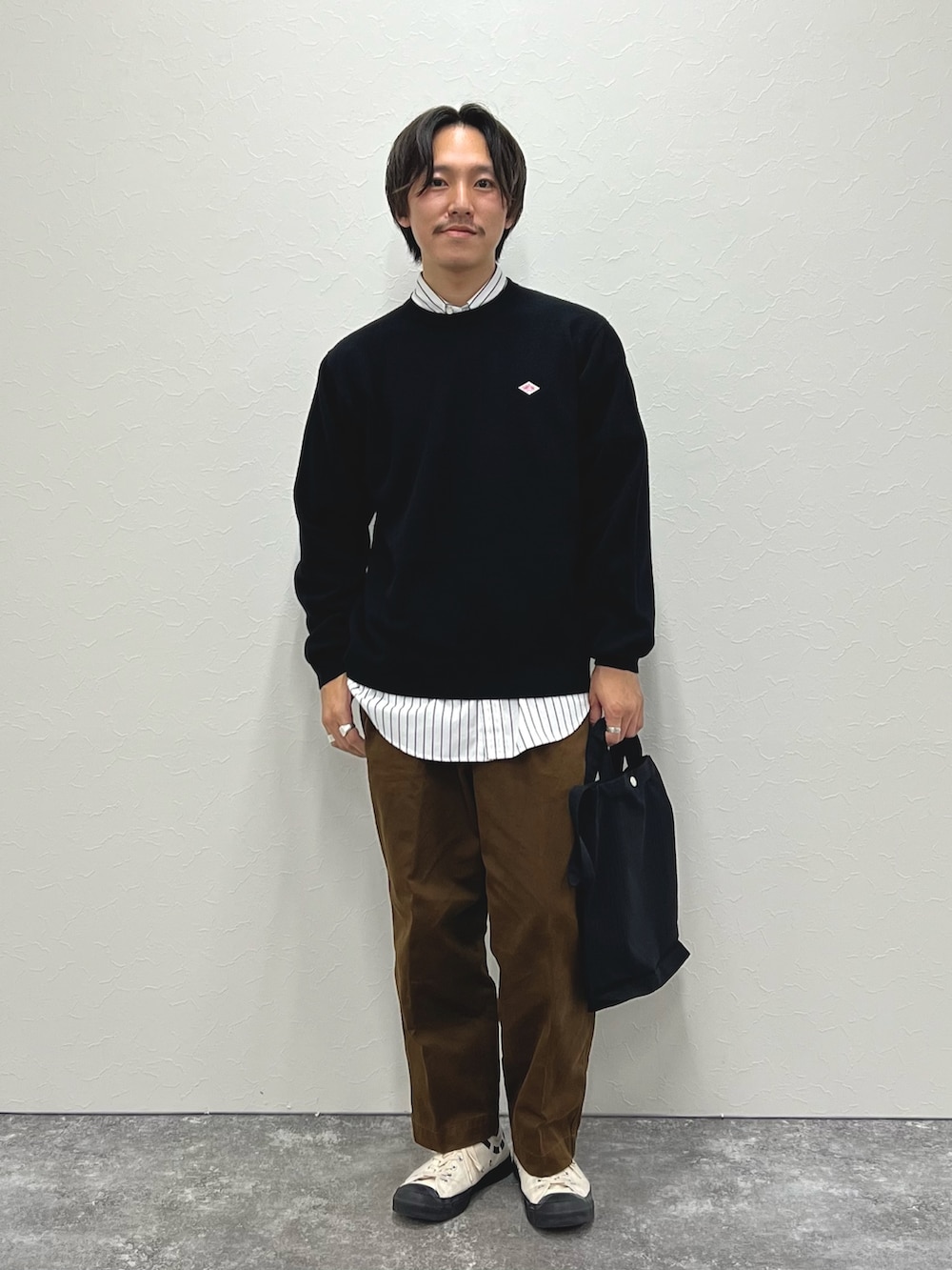 「秋コーデ、ブラウン、トートバッグ、レイヤードスタイル、休日スタイル、お洒落さんとつながりたい、いいね、save、フォローお願いします🤑、シンプルスタイル、オトナカジュアル、きれいめカジュアル、カジュアル、カジュアルコーデ、ブラックコーデ、ニット」｜「DANTONの【DANTON/ダントン】ラムウール クルーネックニット 24AW（ニット/セーター、ブラック系）」を使った、nishiokaさん（メンズ・169cm）の秋コーディネートの2枚目の写真