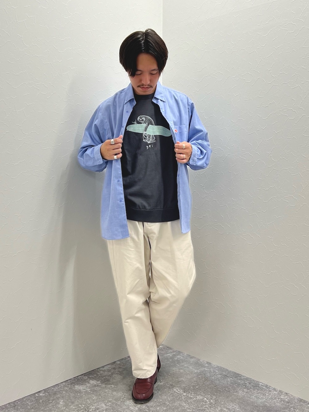 ブルー系のシャツ/ブラウス、グレー系のTシャツ/カットソー、ブラウン系のローファーを着用したメンズの夏コーディネートの4枚目の写真