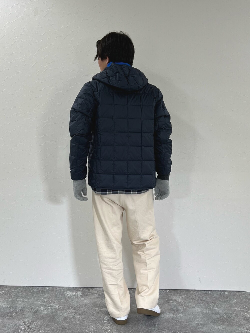 ブルー系のシャツ/ブラウス、ブルー系のダウンジャケット/コート、ブルー系のマフラーを着用したメンズの冬コーディネートの6枚目の写真