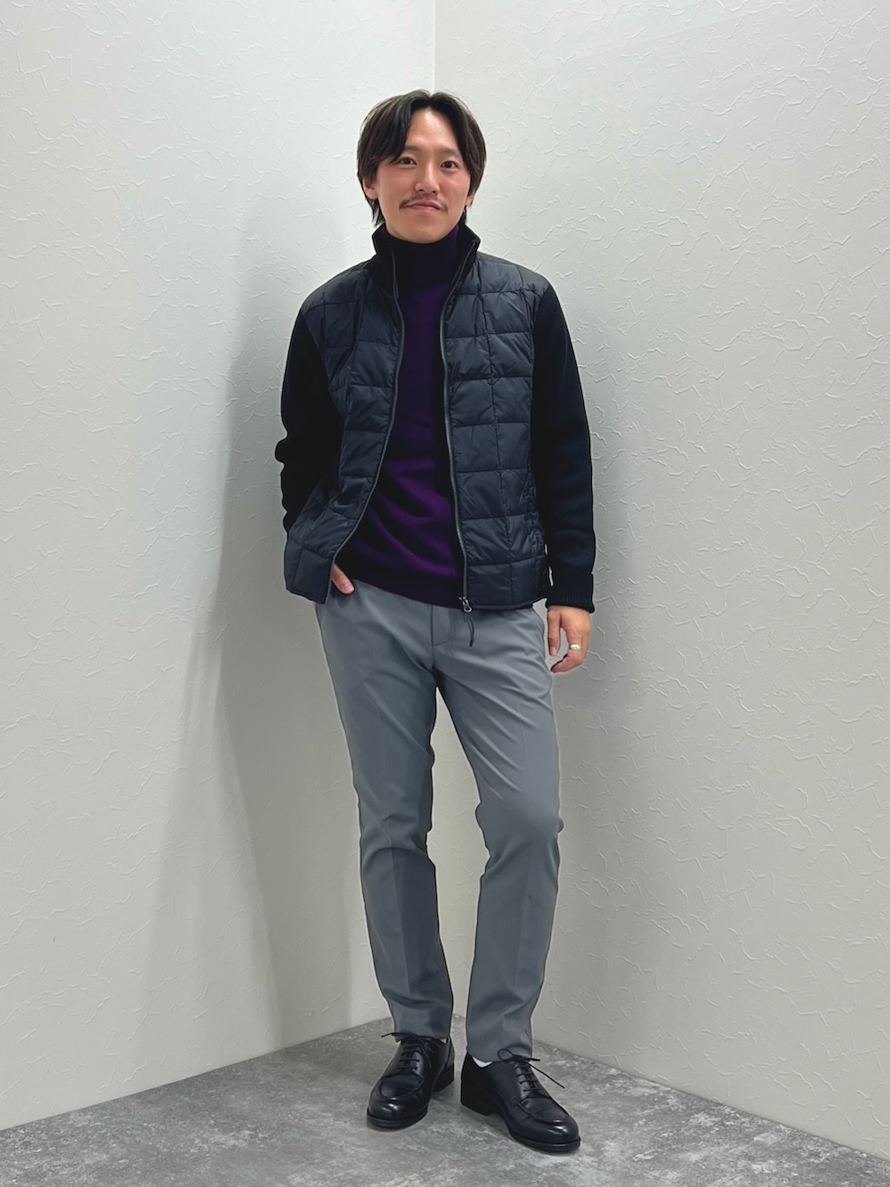 ブラック系のブルゾン、パープル系のニット/セーター、ブラック系のドレスシューズを着用したメンズの秋コーディネートの2枚目の写真