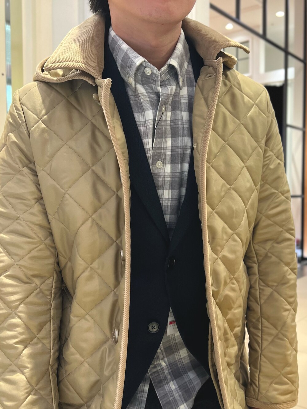 ベージュ系のブルゾン、ブルー系のテーラードジャケット、ブラウン系のローファーを着用したメンズの冬コーディネートの8枚目の写真