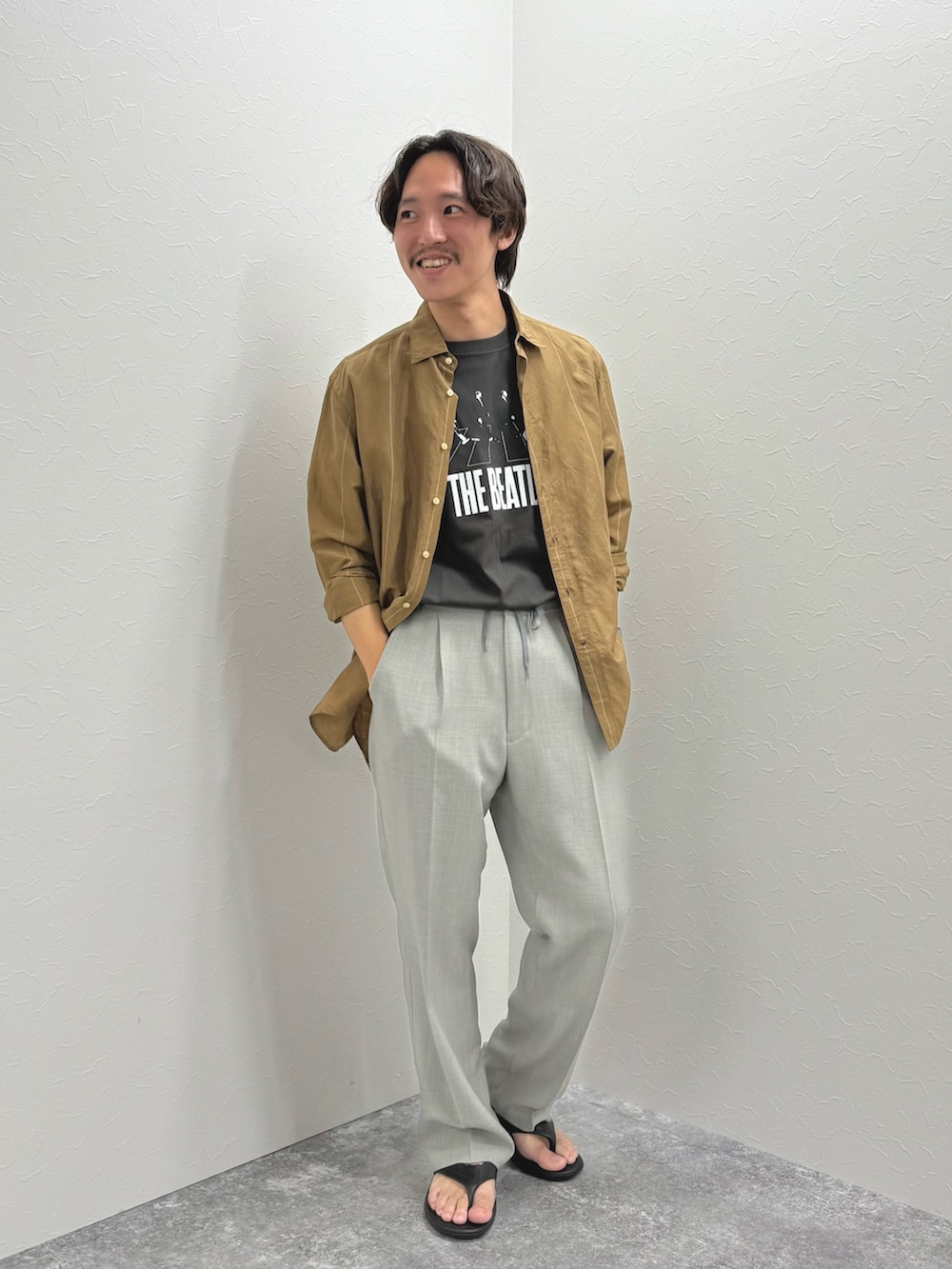 ブラック系のTシャツ/カットソー、ベージュ系のシャツ/ブラウス、グレー系のその他パンツを着用したメンズの夏コーディネートの3枚目の写真