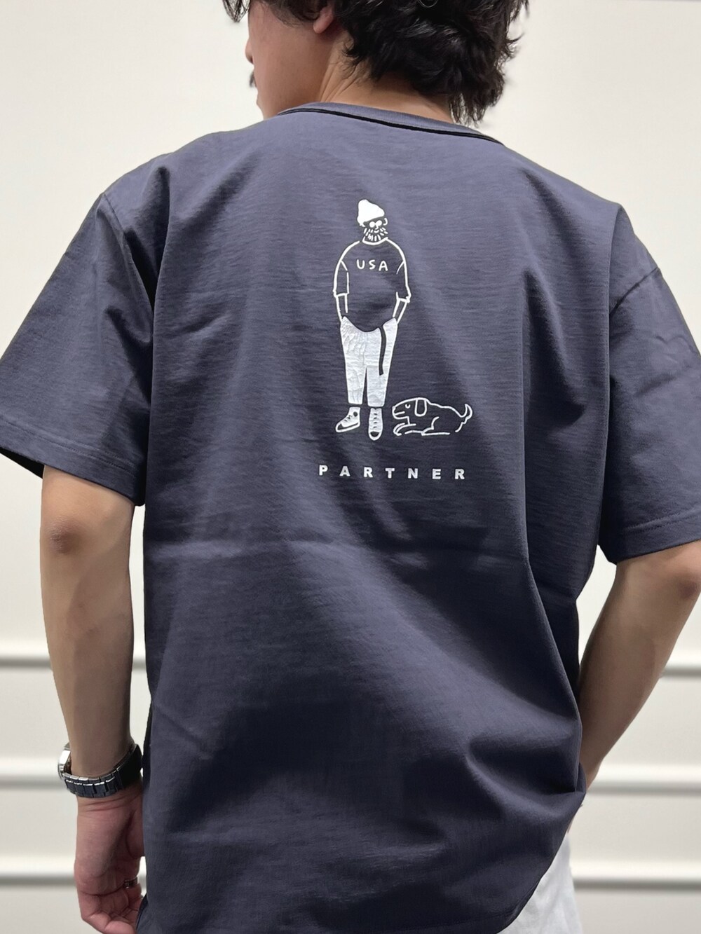 グレー系のTシャツ/カットソー、ホワイト系のデニムパンツを着用したメンズの冬コーディネートの8枚目の写真