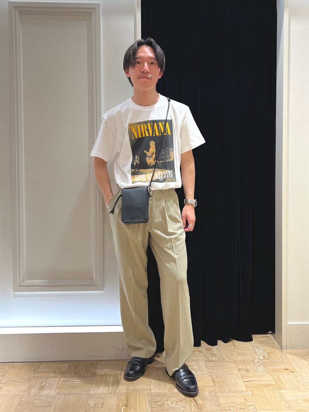 ブラック系のショルダーバッグ、ブラック系のローファー、ベージュ系のその他パンツを着用したメンズの春コーディネートの3枚目の写真