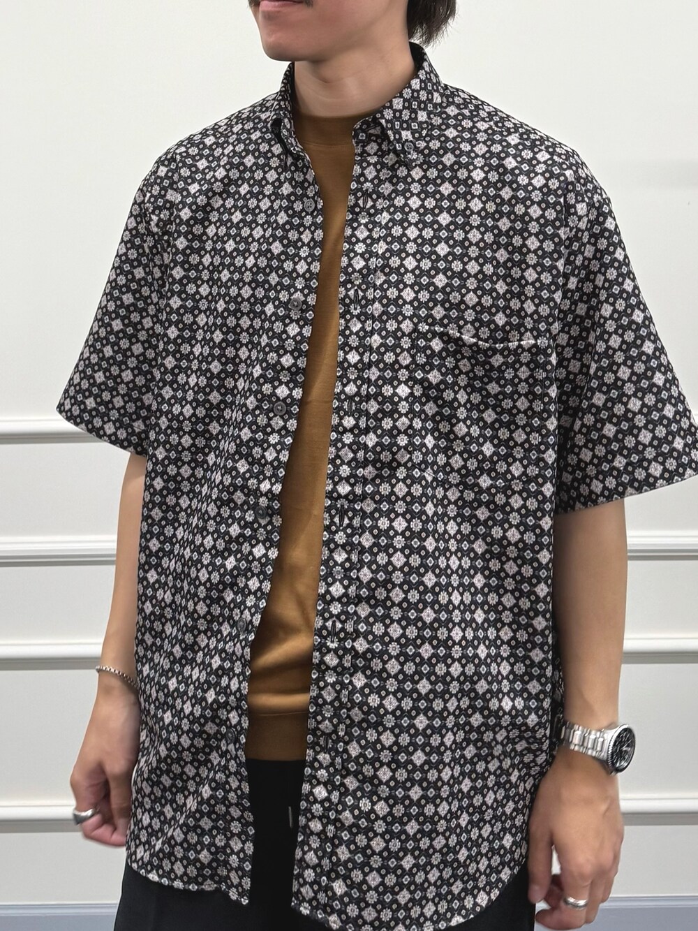 「柄シャツ、レイヤードスタイル、サンダル、夏コーデ、Tシャツ、シャツスタイル、お出かけコーデ、ブラックコーデ、カジュアル、カジュアルコーデ、リラックススタイル、ブラック、オトナカジュアル」｜「NOLLEY’Sの【DotAir】吸水速乾 総柄BDシャツ 25SS（シャツ/ブラウス、ブラック系）」を使った、nishiokaさん（メンズ・169cm）の夏コーディネートの7枚目の写真