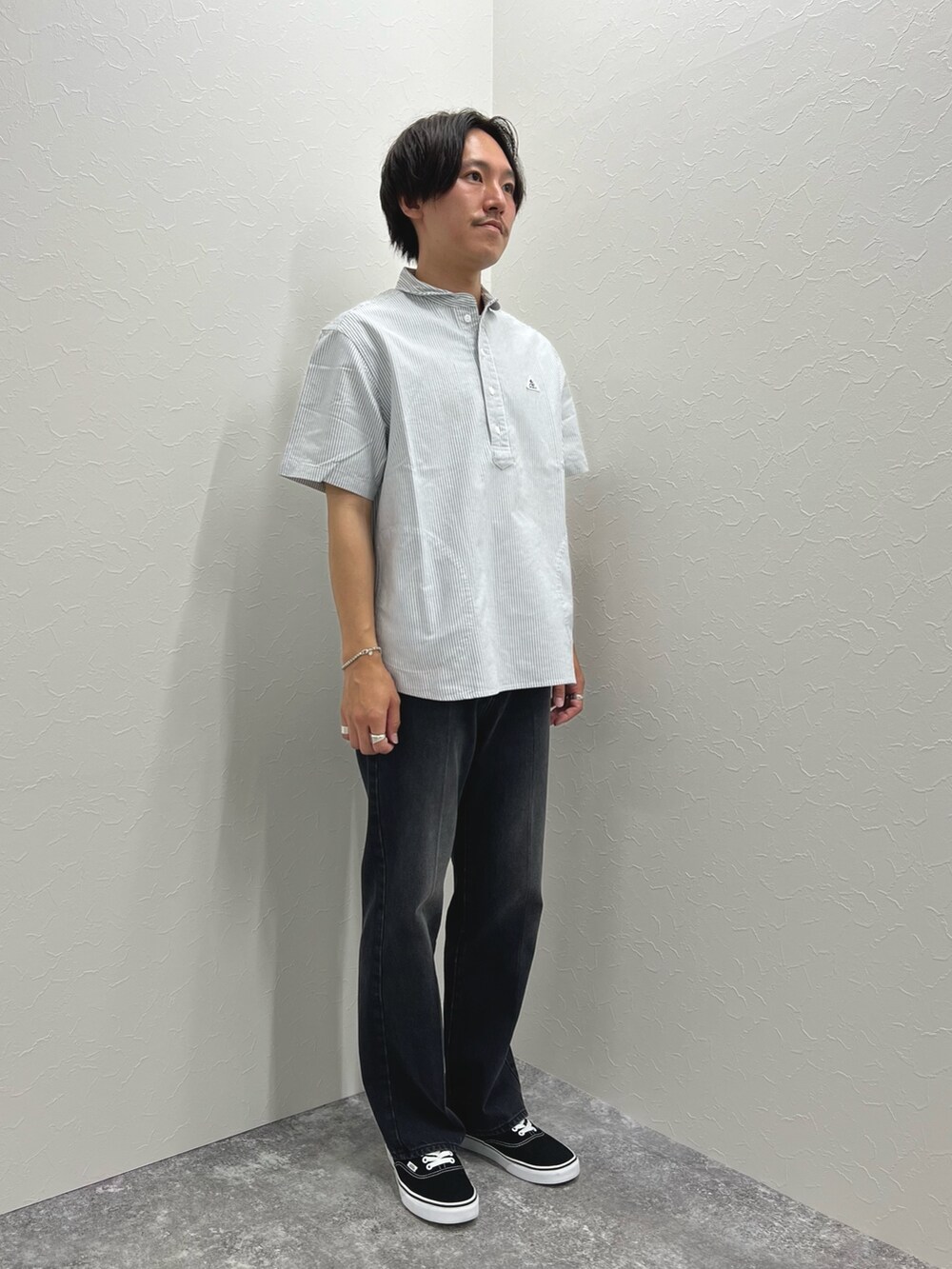 ブラック系のシャツ/ブラウス、グレー系のデニムパンツを着用したメンズの夏コーディネートの3枚目の写真