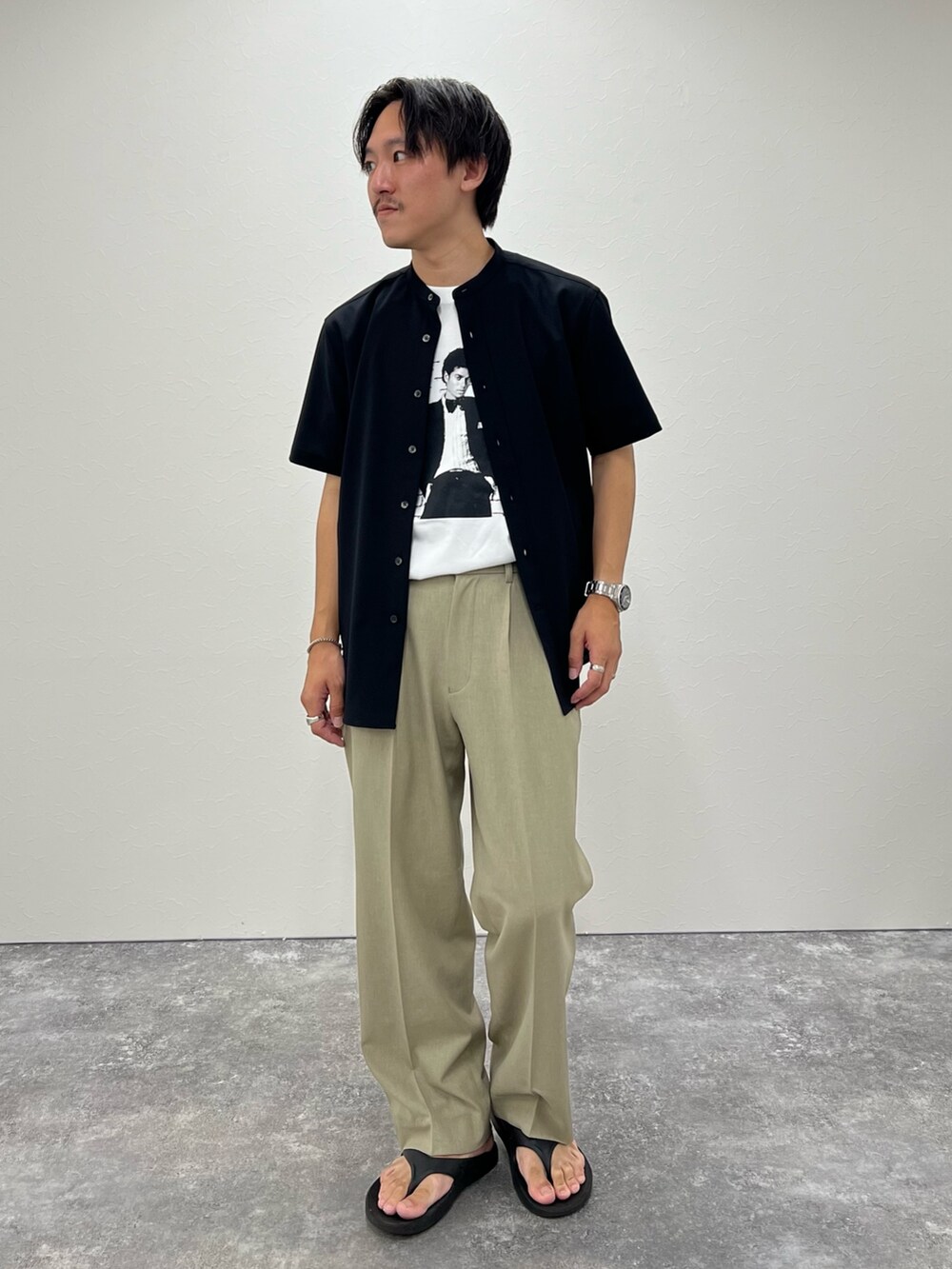 ホワイト系のTシャツ/カットソー、ブラック系のシャツ/ブラウス、ブラック系のサンダルを着用したメンズの夏コーディネートの5枚目の写真