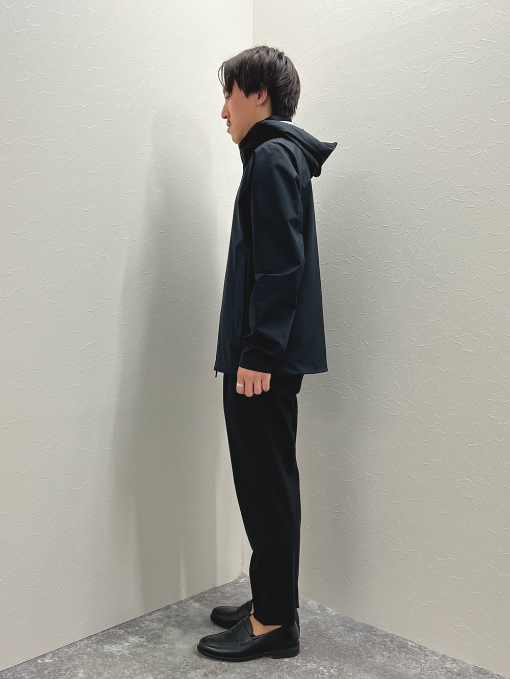 ホワイト系のTシャツ/カットソー、ブラック系のその他パンツ、ブラック系のローファーを着用したメンズの夏コーディネートの6枚目の写真