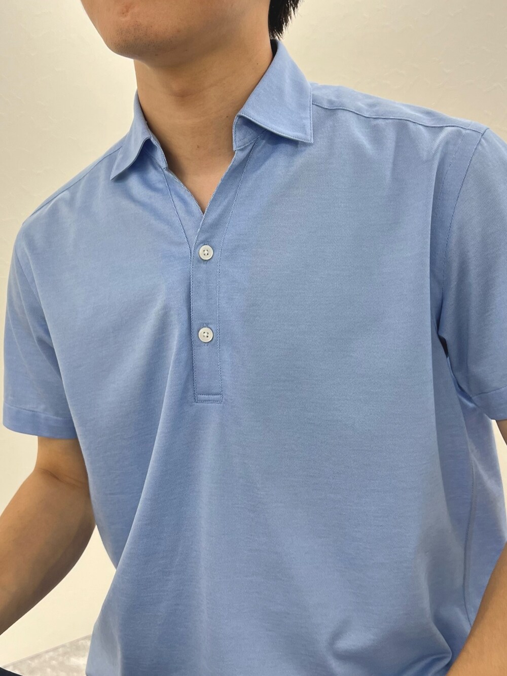 ブルー系のその他パンツ、ブルー系のポロシャツ、ブルー系のテーラードジャケットを着用したメンズの夏コーディネートの7枚目の写真