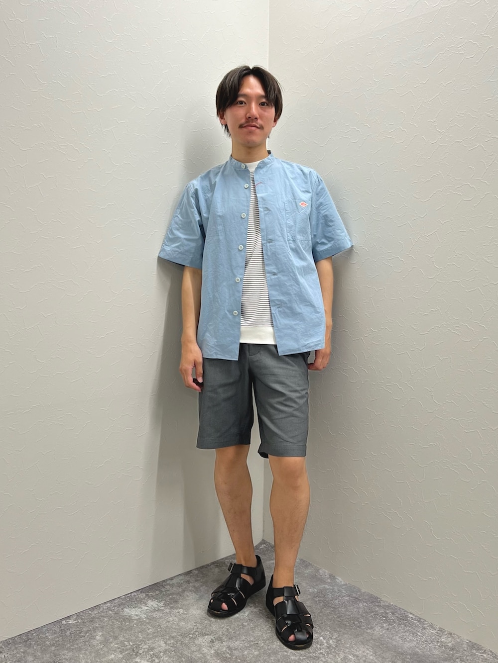 「春夏コーデ、シャツスタイル、休日スタイル、シンプルコーデ、低身長コーデ、きれいめカジュアル、グルカサンダル、カジュアルコーデ、淡色コーデ、夏コーデ、リラックススタイル、爽やかコーデ」｜「DANTONの【DANTON/ダントン】SCL BAND COLLAR SHIRT S/S 半袖 バンドカラーシャツ（シャツ/ブラウス、ブルー系）」を使った、nishiokaさん（メンズ・169cm）の春コーディネートの3枚目の写真