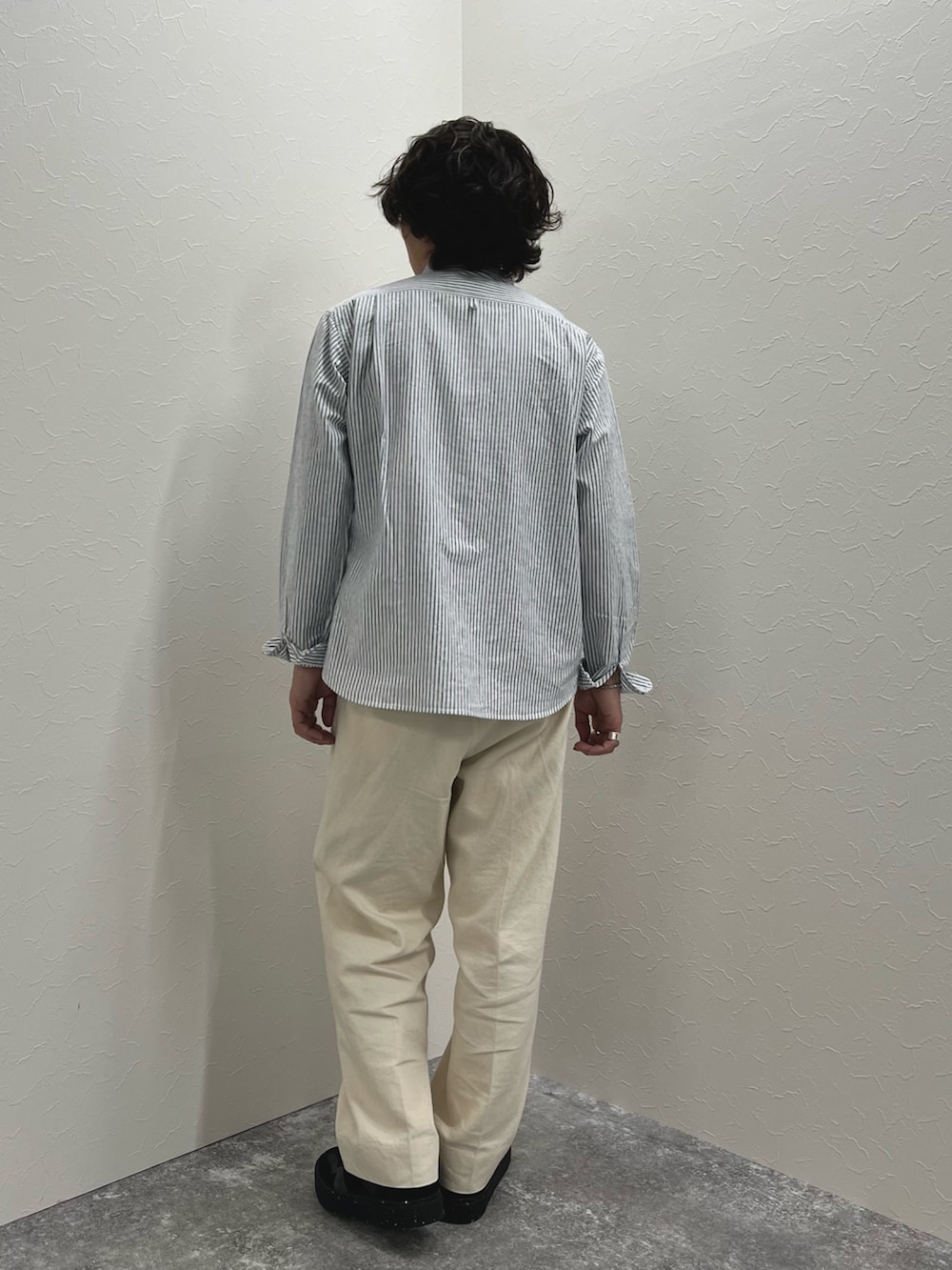 ブルー系のシャツ/ブラウス、ホワイト系のデニムパンツ、ブラック系のスニーカーを着用したメンズの春コーディネートの5枚目の写真