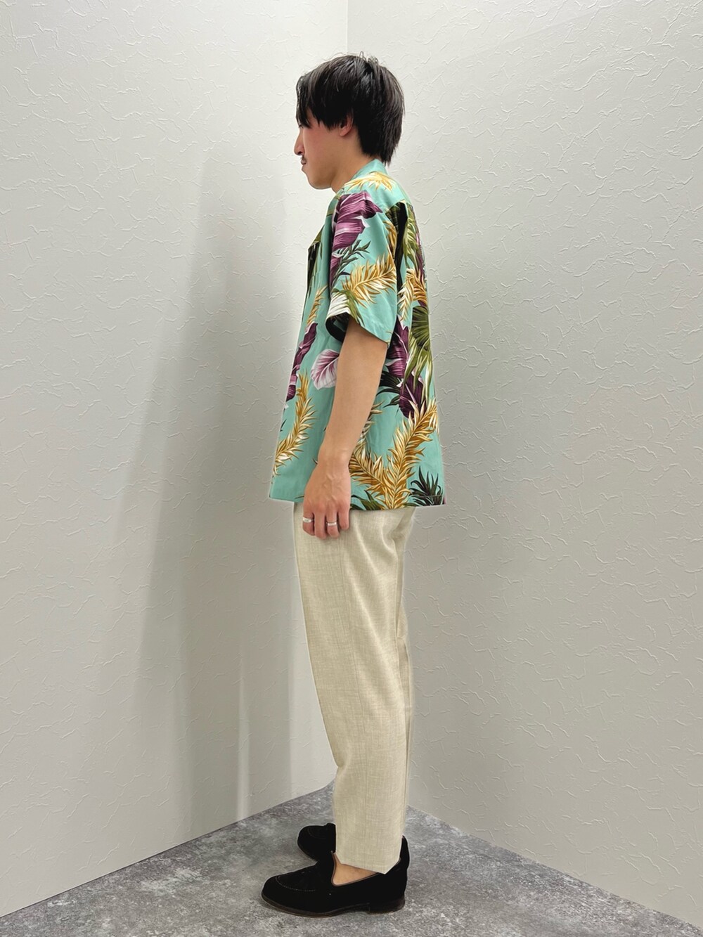 グリーン系のシャツ/ブラウス、オレンジ系のTシャツ/カットソー、ホワイト系のその他パンツを着用したメンズの夏コーディネートの5枚目の写真
