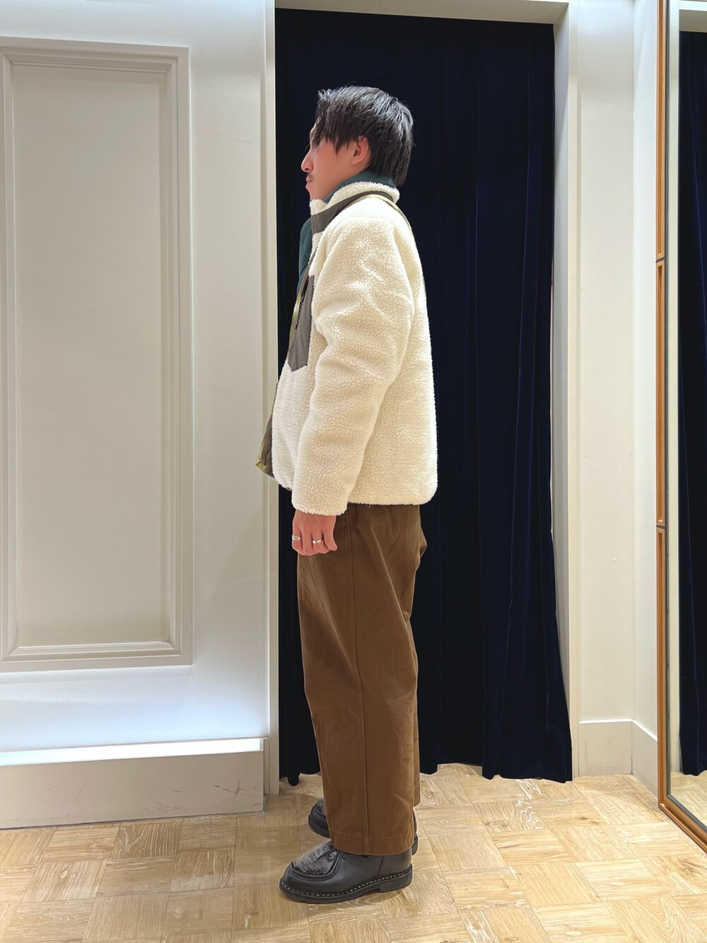 ホワイト系のダウンジャケット/コート、ブラック系のシューズ、ベージュ系のTシャツ/カットソーを着用したメンズの冬コーディネートの3枚目の写真