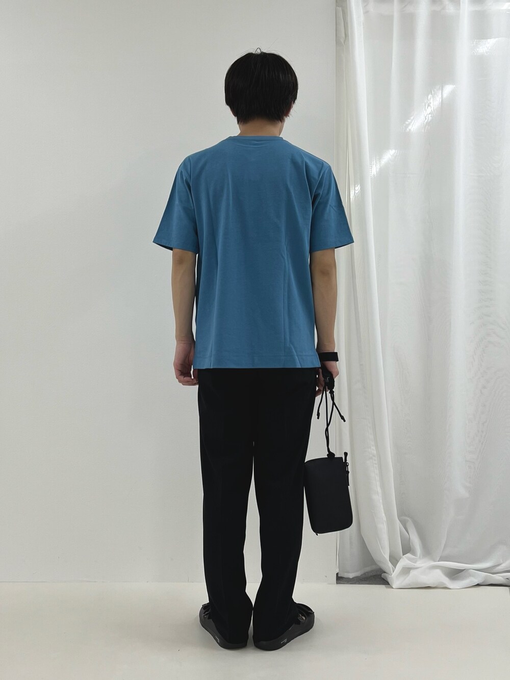 ブルー系のTシャツ/カットソー、ブラック系のその他パンツ、ブラック系のサンダルを着用したメンズの春コーディネートの5枚目の写真