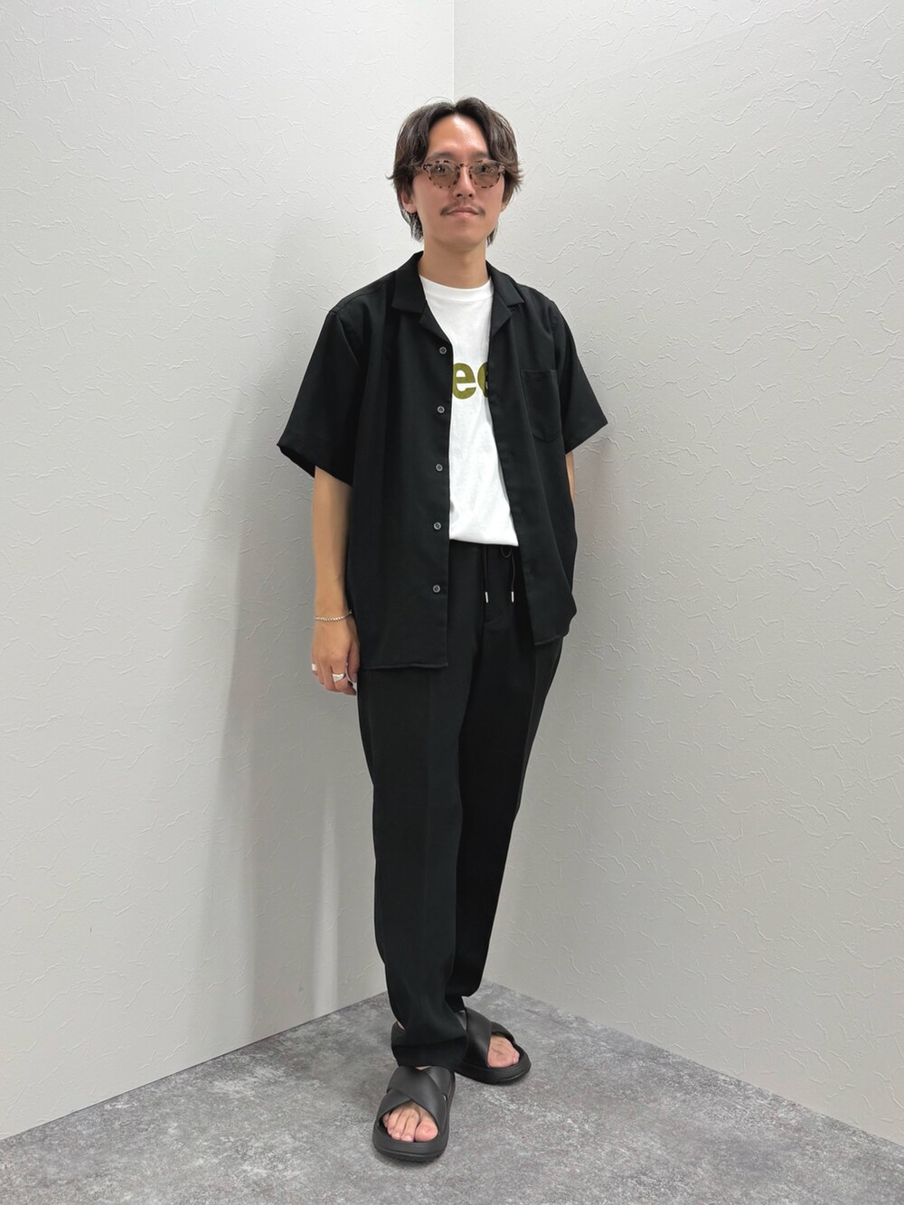 ホワイト系のTシャツ/カットソー、ブラック系のシャツ/ブラウス、ベージュ系のその他パンツを着用したメンズの夏コーディネートの2枚目の写真