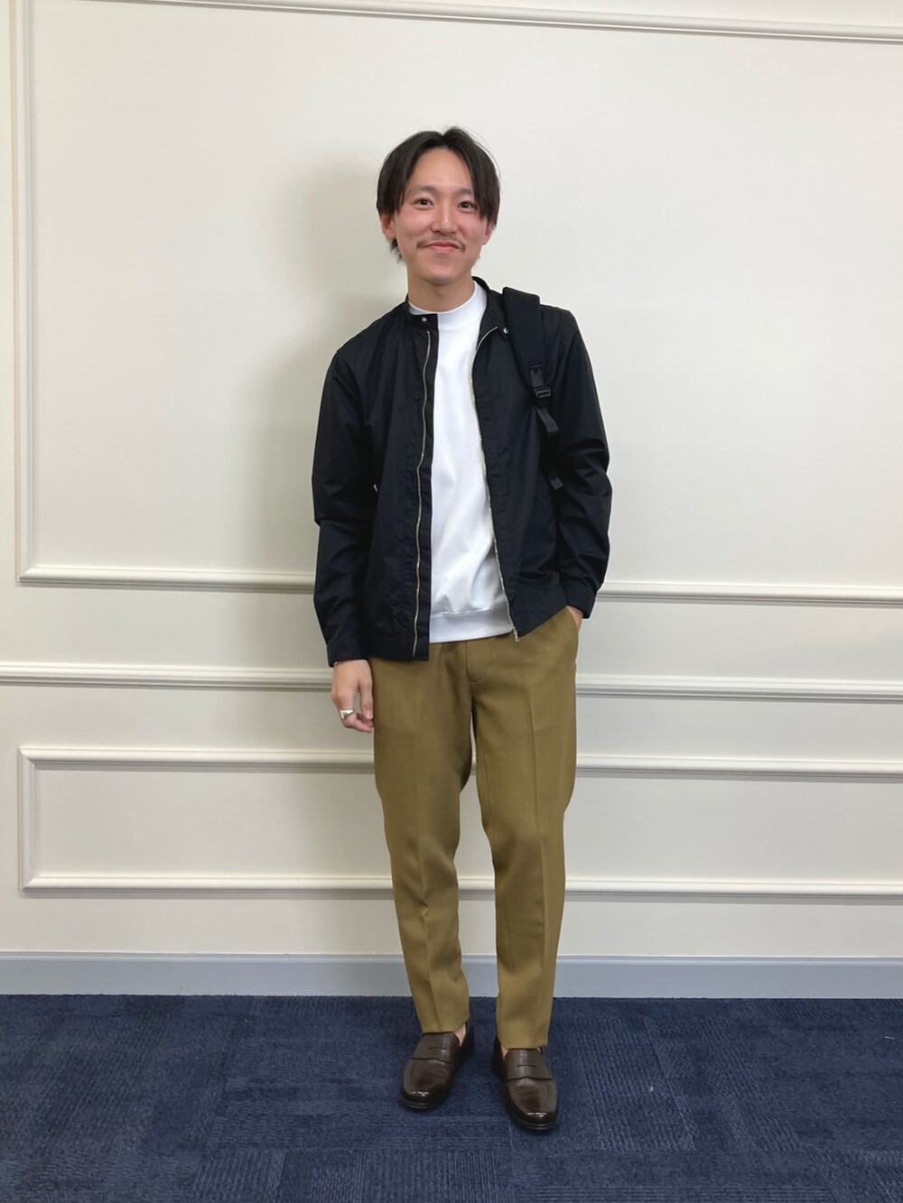 ブラック系のシャツ/ブラウス、ホワイト系のTシャツ/カットソー、ベージュ系のその他パンツを着用したメンズの春コーディネートの3枚目の写真