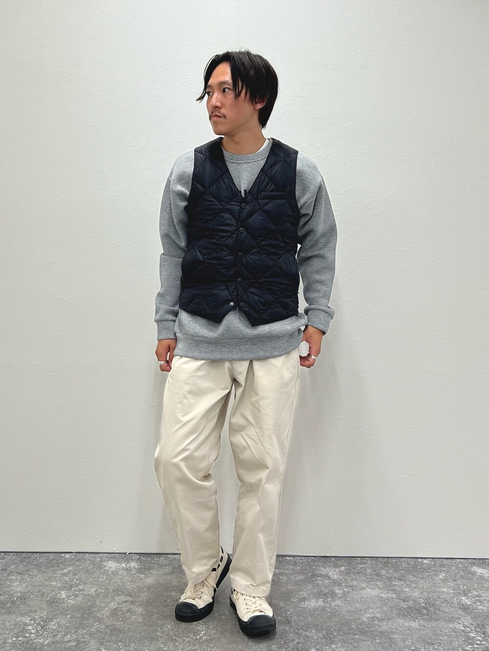 ブラック系のダウンベスト、グレー系のスウェットを着用したメンズの秋コーディネートの4枚目の写真