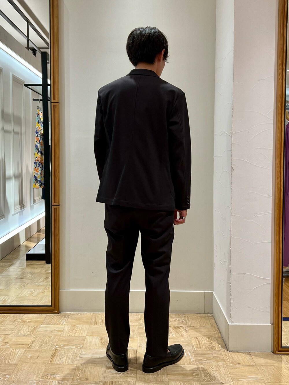 ブラウン系のテーラードジャケット、ブラウン系のその他パンツを着用したメンズの夏コーディネートの3枚目の写真