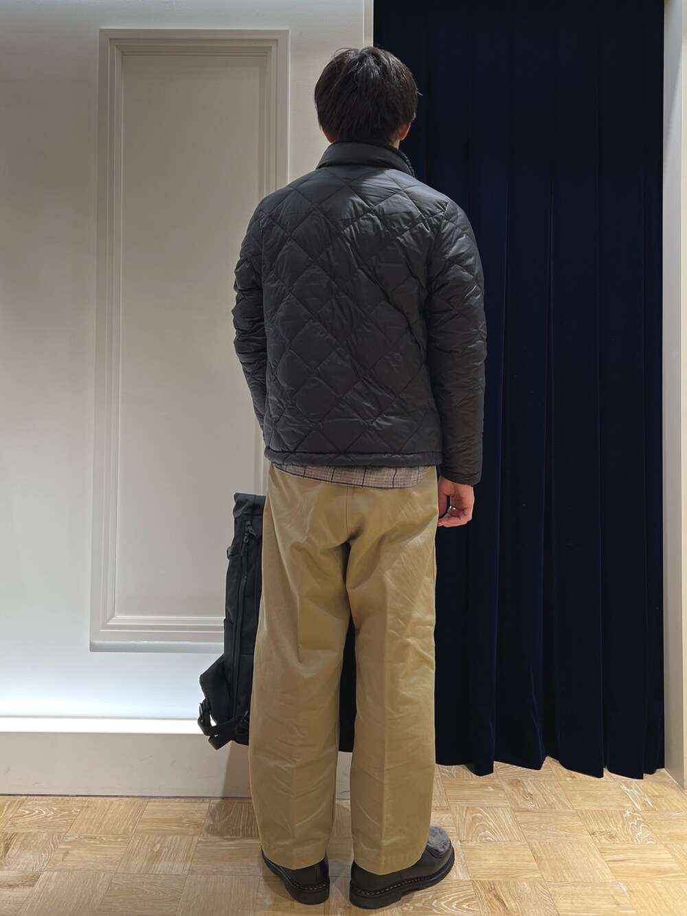 ブラック系のダウンジャケット/コート、ブラック系のシャツ/ブラウス、ブラック系のバックパック/リュックを着用したメンズの冬コーディネートの4枚目の写真