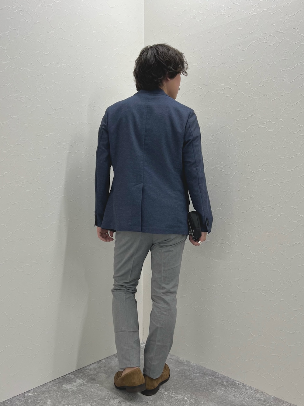 ブルー系のテーラードジャケット、ホワイト系のTシャツ/カットソー、ブラック系のショルダーバッグを着用したメンズの春コーディネートの5枚目の写真