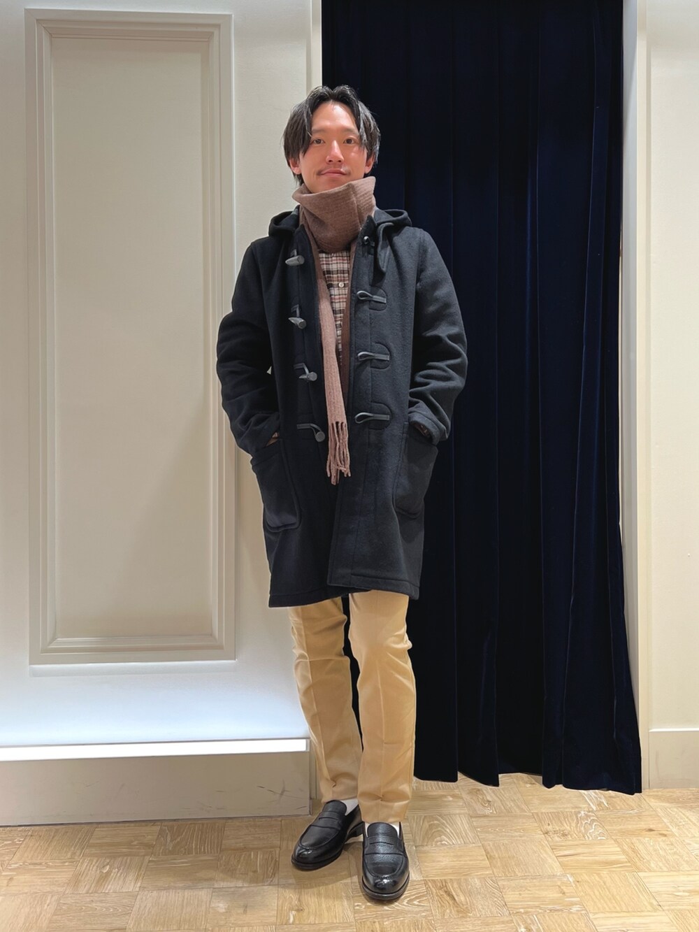 ブラック系のシャツ/ブラウス、ブラック系のダッフルコート、ベージュ系のその他パンツを着用したメンズの冬コーディネートの3枚目の写真