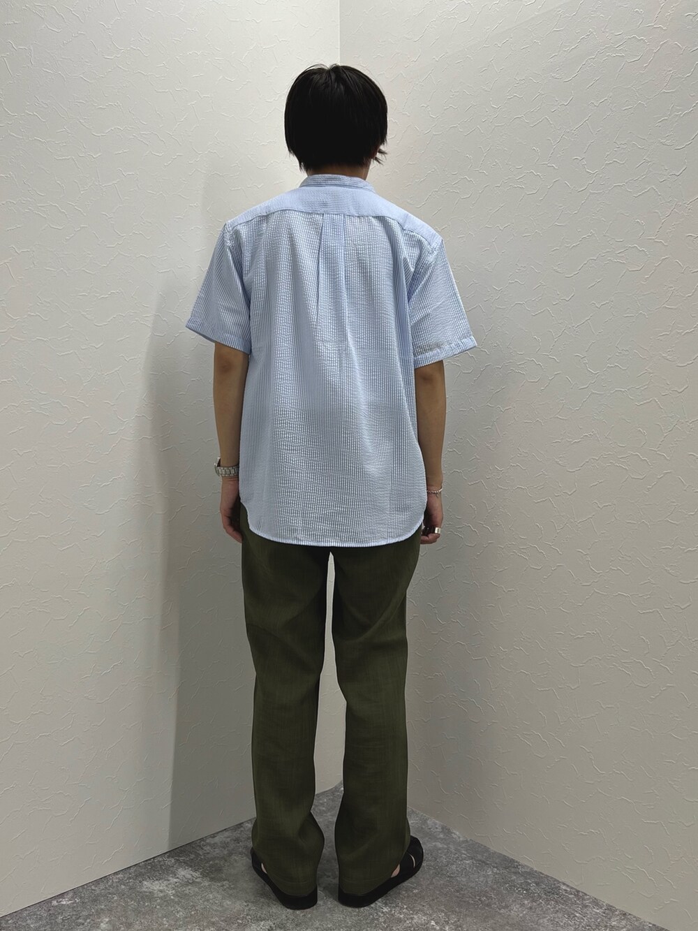 「レイヤードスタイル、夏コーデ、シャツ好き集まれ、シアートップス、サンダル、グルカサンダル、淡色コーデ、休日コーデ、シンプルコーデ、きれいめカジュアル、カジュアルコーデ、春夏コーデ、ワイドパンツ」｜「GEVACOの【GEVACO/ゲバコ】シアーサッカープルオーバー半袖シャツ（シャツ/ブラウス、ブルー系）」を使った、nishiokaさん（メンズ・169cm）の夏コーディネートの5枚目の写真