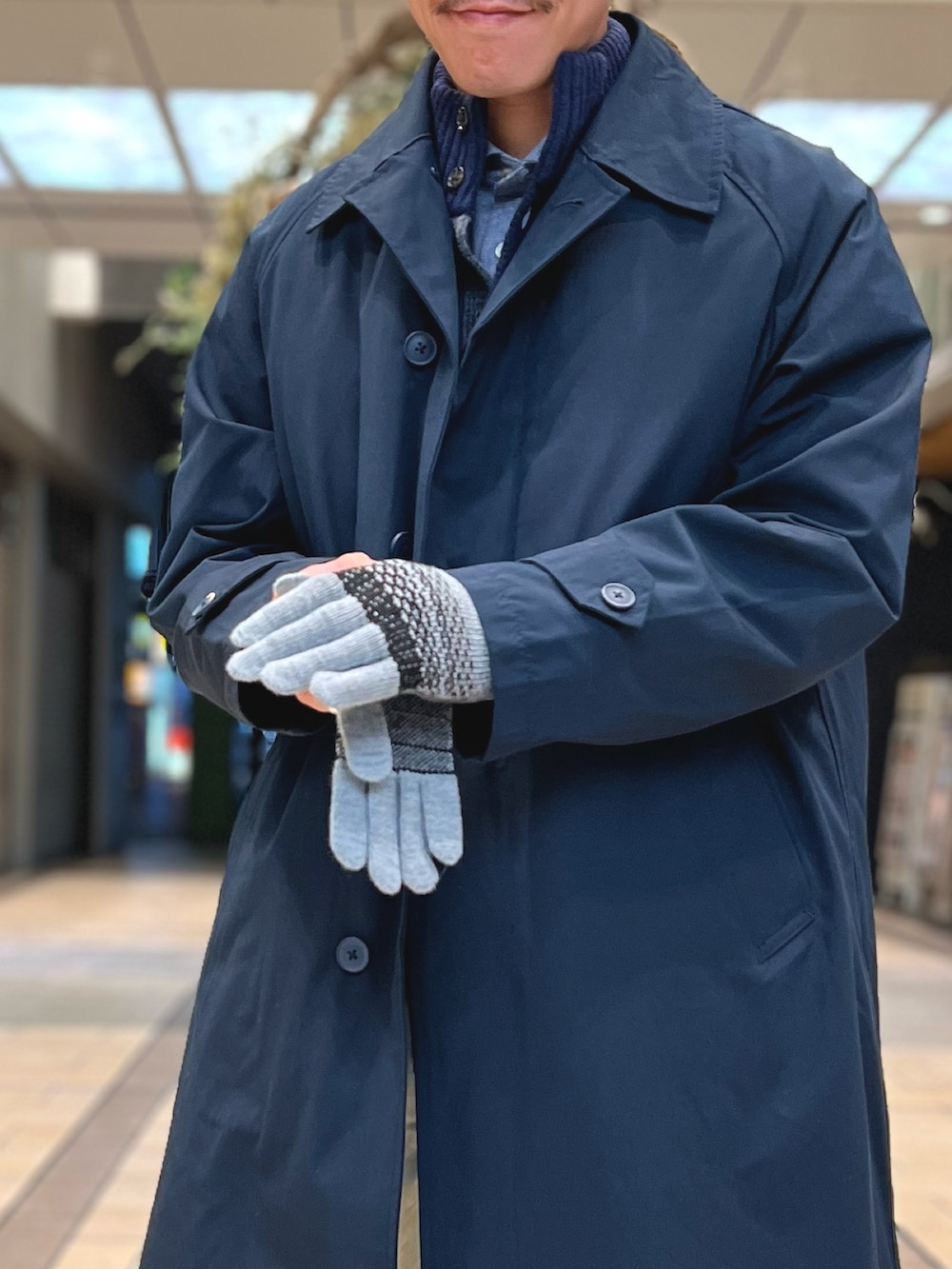 「レイヤードスタイル、冬アウター、休日スタイル、ロングコート、お出かけコーデ、コート、きれいめカジュアル、オトナカジュアル、メンズコーデ、秋冬コーデ、カジュアルコーデ、ステンカラーコート、キレイめ、秋コーデ、カーディガン」|「TAIONの【TAION/タイオン】CR別注ステンカラーコート(ステンカラーコート、ブルー系)」を使った、nishiokaさん(メンズ・169cm)の冬コーディネートの2枚目の写真