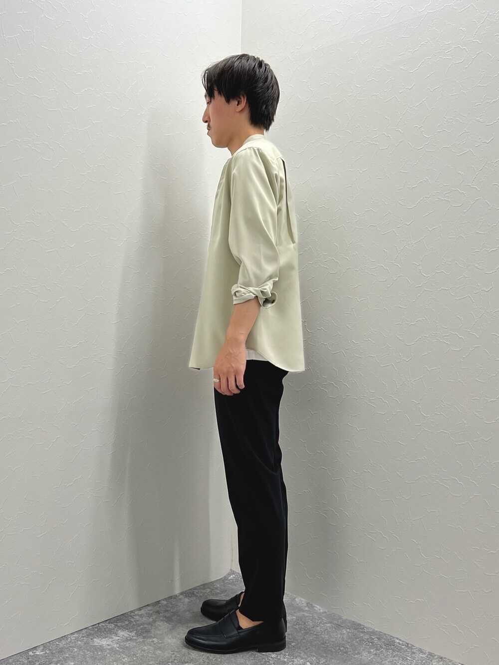 ベージュ系のシャツ/ブラウス、ホワイト系のTシャツ/カットソー、ブラック系のその他パンツを着用したメンズの夏コーディネートの5枚目の写真