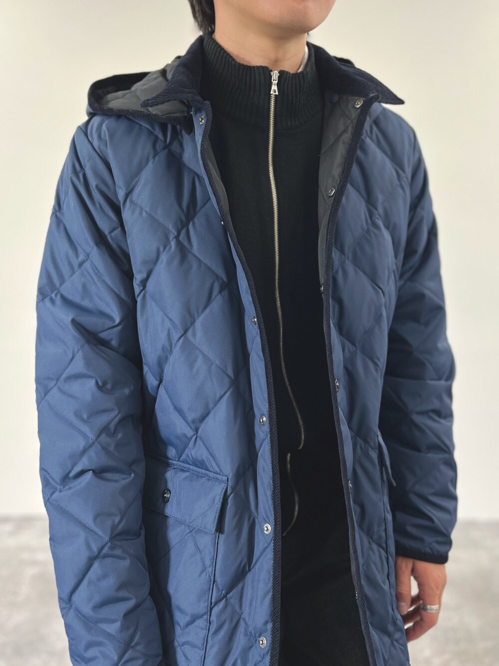 ブルー系のダウンジャケット/コート、ブラック系のカーディガン/ボレロ、グレー系のシャツ/ブラウスを着用したメンズの冬コーディネートの9枚目の写真