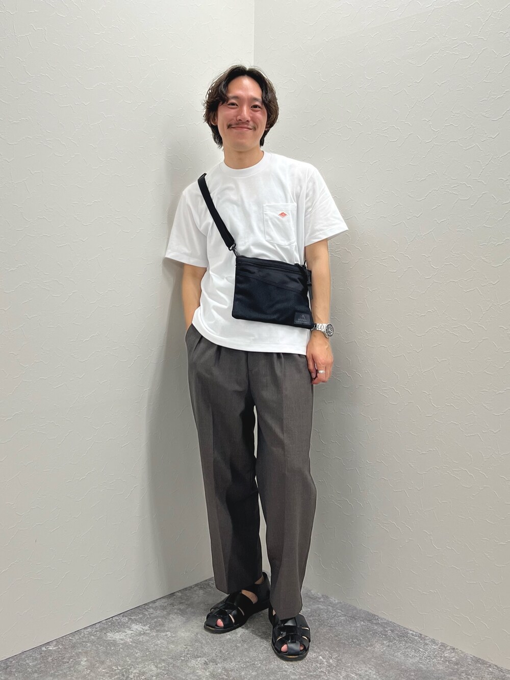 ホワイト系のTシャツ/カットソー、ブラック系のショルダーバッグ、ブラック系のサンダルを着用したメンズの春コーディネートの5枚目の写真