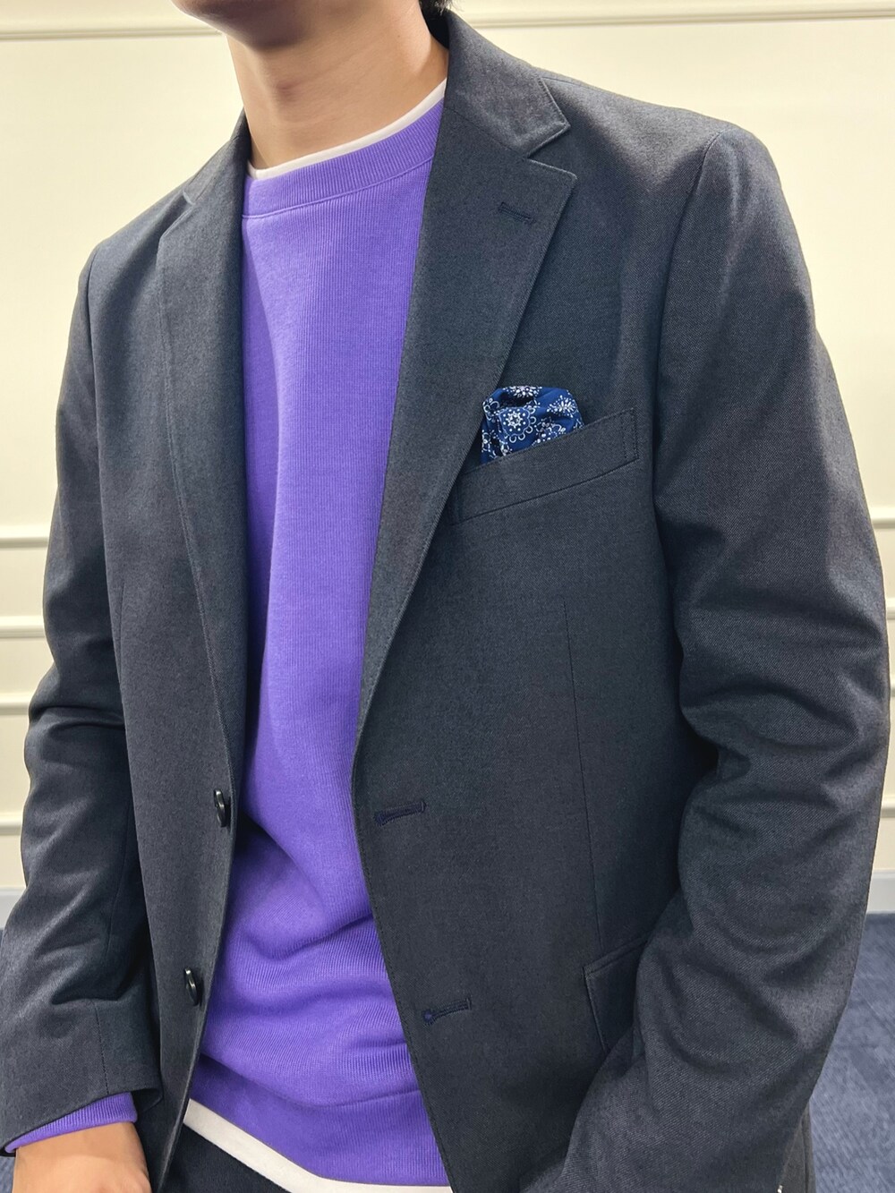 ブルー系のテーラードジャケット、ブルー系のその他パンツ、パープル系のTシャツ/カットソーを着用したメンズの秋コーディネートの6枚目の写真