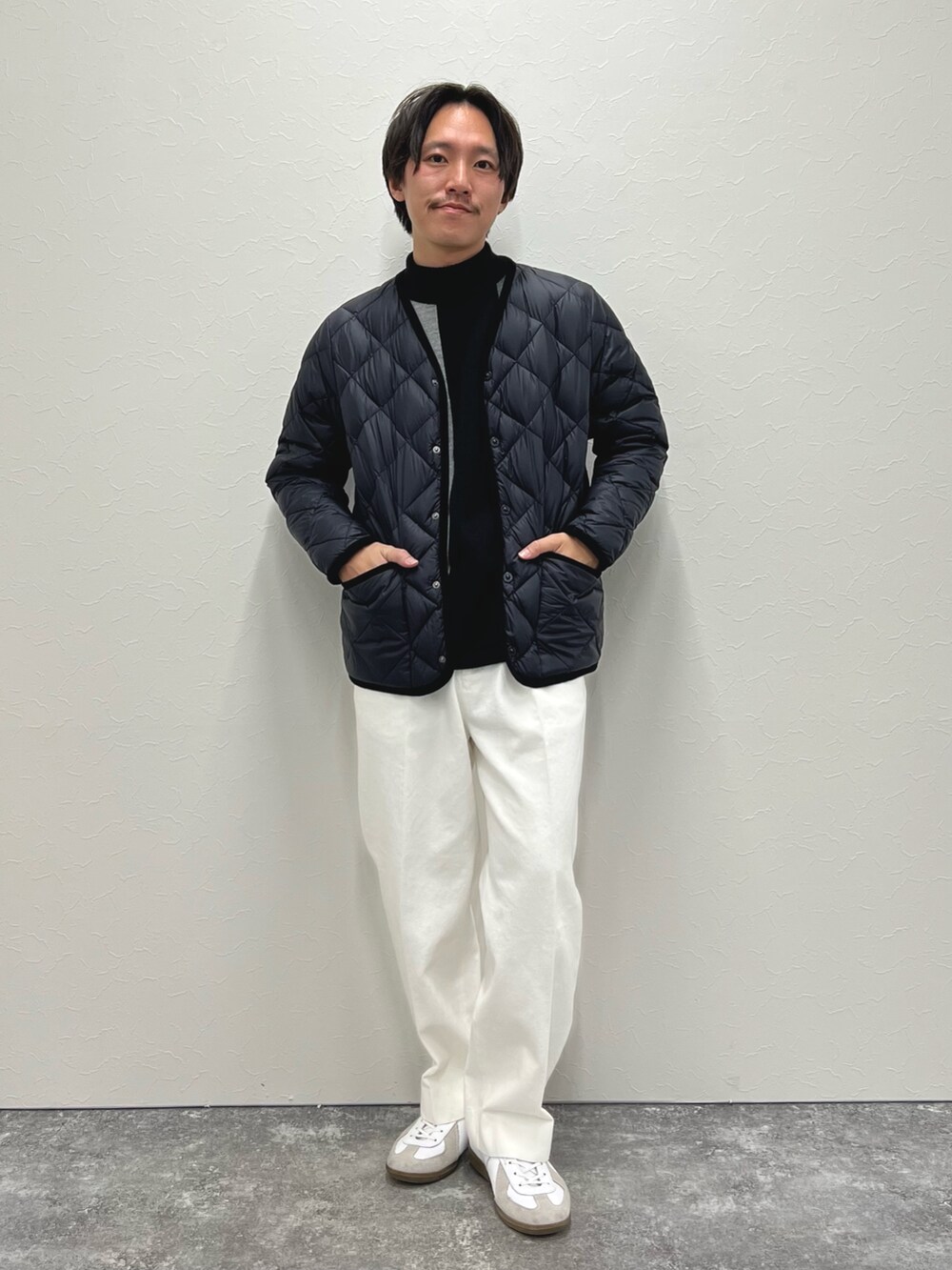 ブラック系のニット/セーター、ブラック系のダウンジャケット/コートを着用したメンズの冬コーディネートの3枚目の写真