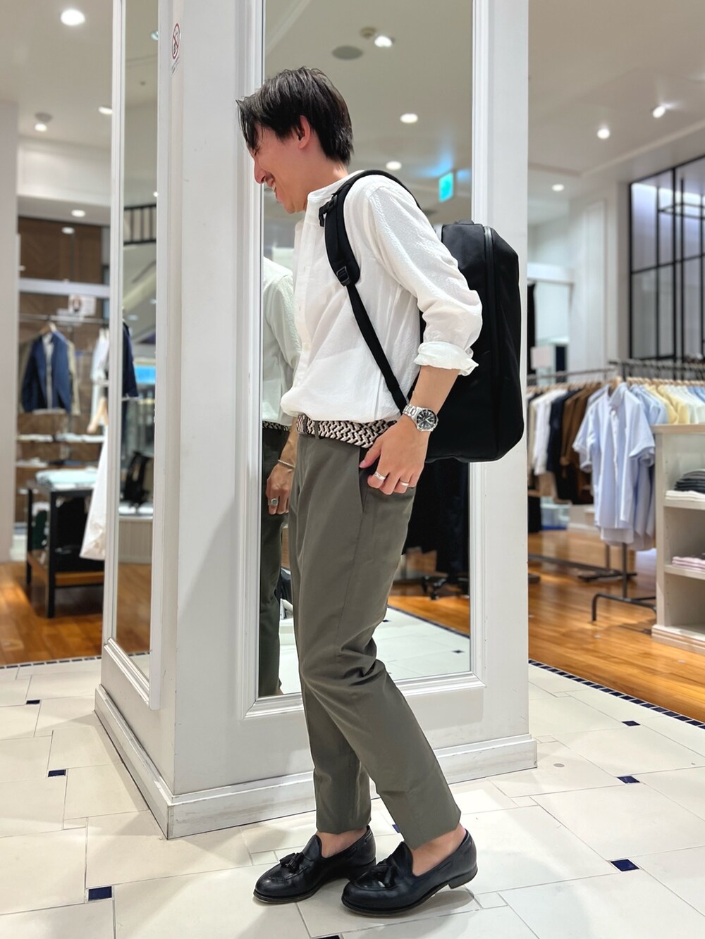 ホワイト系のシャツ/ブラウス、ピンク系のTシャツ/カットソー、グリーン系のチノパンツを着用したメンズの春コーディネートの4枚目の写真