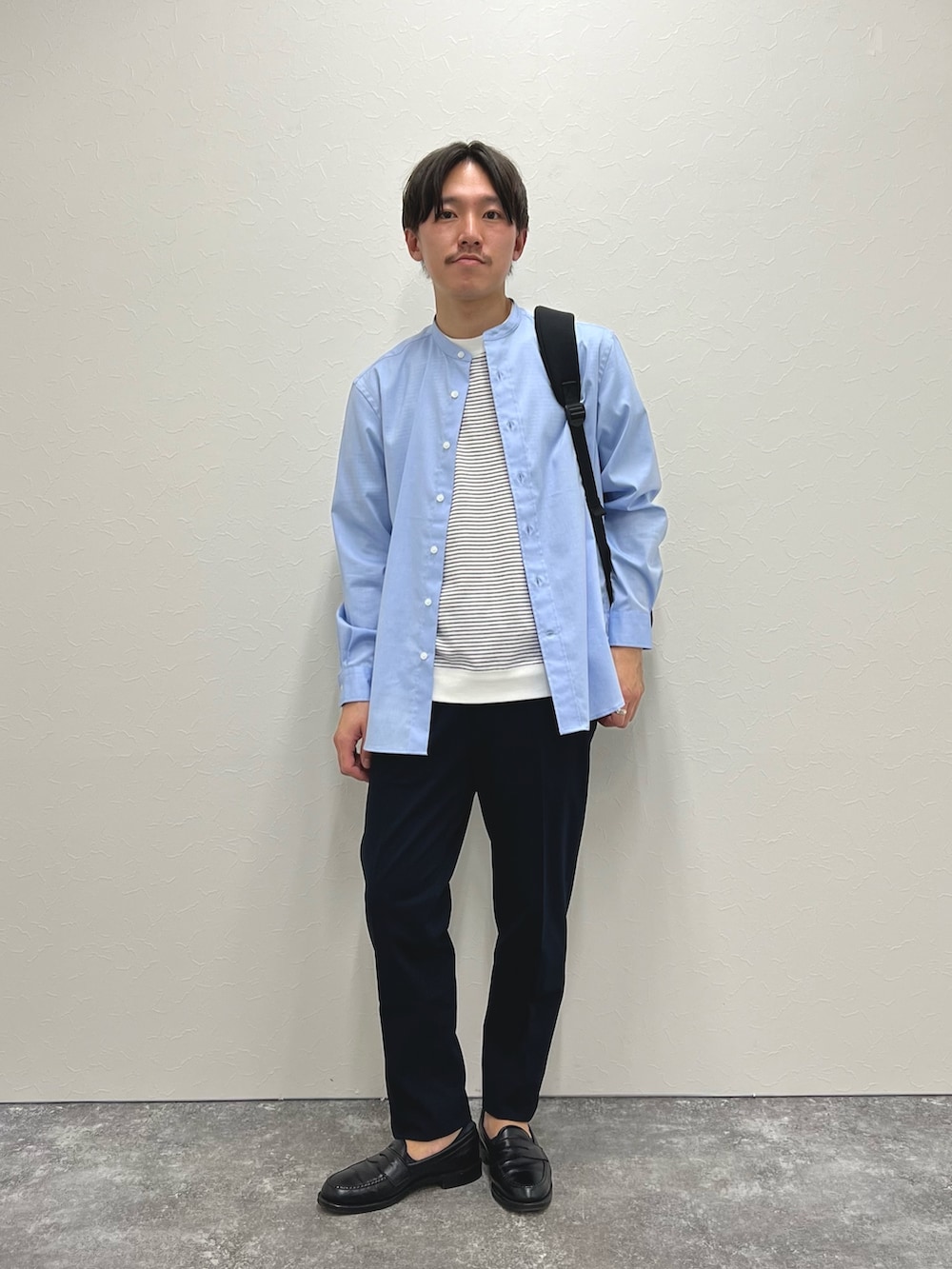 ブルー系のシャツ/ブラウス、ホワイト系のTシャツ/カットソー、ブルー系のその他パンツを着用したメンズの冬コーディネートの2枚目の写真