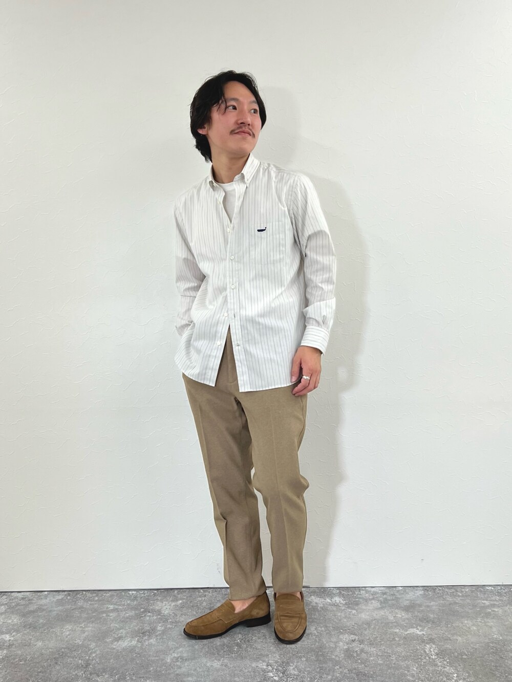 グレー系のシャツ/ブラウス、イエロー系のローファーを着用したメンズの冬コーディネートの5枚目の写真