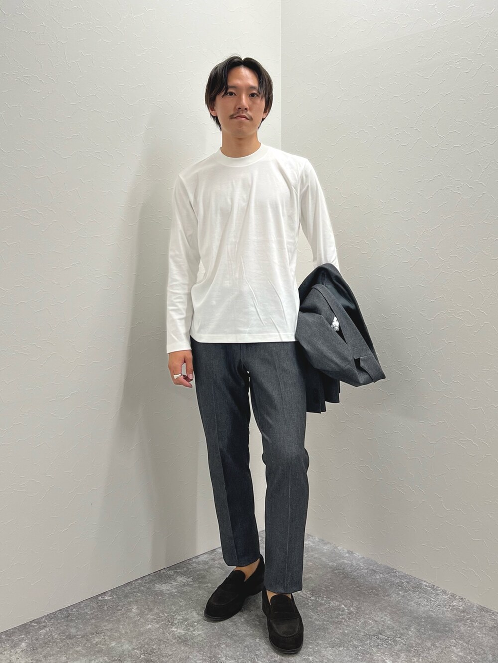 グレー系のテーラードジャケット、ホワイト系のTシャツ/カットソー、グレー系のその他パンツを着用したメンズの秋コーディネートの4枚目の写真