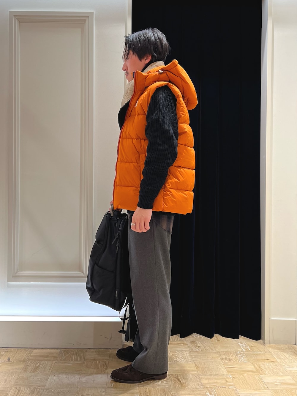 「冬コーデ、マイベストコーデ2024、ダウンジャケット、マフラーぐるぐる、クリスマスに着たい服、ダウンベスト、休日スタイル、レイヤードスタイル、冬アウター、カジュアルコーデ、マフラー、バックパック、シャツ、秋冬コーデ、チェック」｜「NOLLEY’Sのシャギーチェック レギュラーシャツ（シャツ/ブラウス、グリーン系）」を使った、nishiokaさん（メンズ・169cm）の冬コーディネートの5枚目の写真
