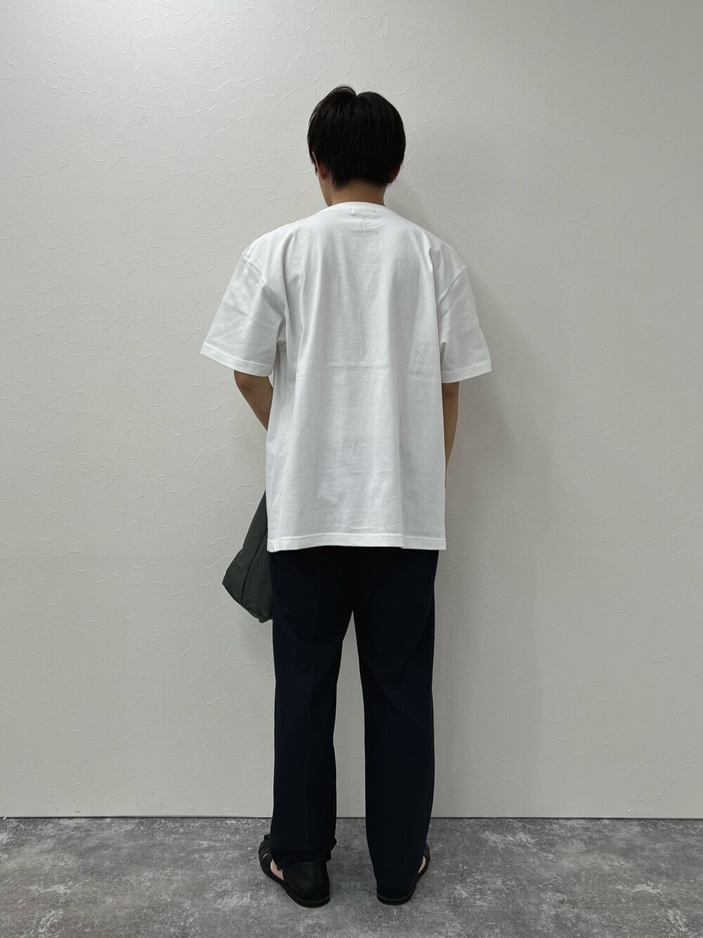ホワイト系のTシャツ/カットソー、グレー系のトートバッグ、ブルー系のその他パンツを着用したメンズの春コーディネートの4枚目の写真